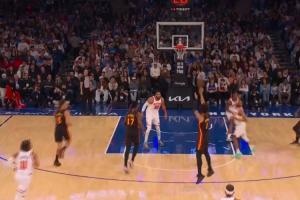 紧张交锋：哈特遭背后铲断 约翰逊抢点三分见效