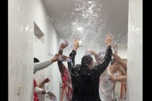 福建队史首次客场击败广东！赛后更衣室狂欢 凯撒教练成雨人
