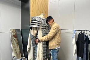 铠甲重约20斤！项羽甲胄制作者：何润东很帅，身材属于黄金比例