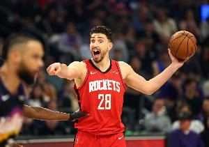 申京防守评价创新低，媒体人：NBA中锋中比艾顿还软的罕有