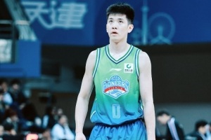 林庭谦半场几乎隐形 0得分2助攻正负值惨淡垫底