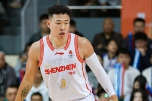 贺希宁：没上场心里难受 盼身体抓紧好 带领球队在季后赛越走越远