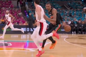 文班亚马：航母体格配猎豹转身，解说惊呼妙评