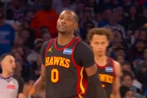 攻势猛烈！库明核心助战球攻 对方防守抛投得手造犯规罚球