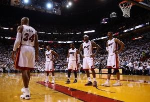 查尔莫斯谈莱利罚站：莱利作风如家长，韦德詹皇遭公开训诫