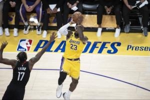 火箭投篮惨败35中93 湖人反多进5球少出手27