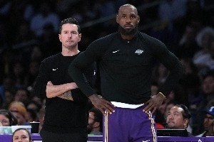 詹姆斯助湖人取胜 火箭防守仍是难题