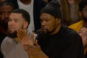 杜蘭特的声援！范弗里特陪在场边为队友打气