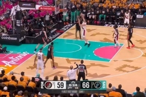 克林根篮下硬攻，憾遭双帽绝杀