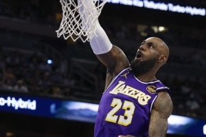 湖人在G1取胜 詹姆斯系列赛战绩斐然