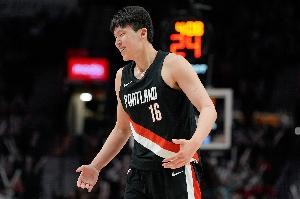 新秀杨瀚森季后赛首秀：52秒登场体验激烈对抗