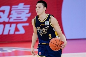 胡明轩空有一身火气难进：26分钟3分4犯