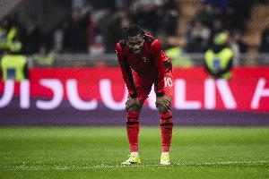 莱奥被换后询问米兰助教，助教反馈其前插问题