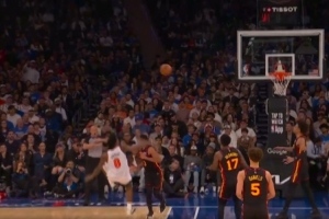 左脚踝旧伤再犯！阿努诺比比赛崴脚 一拐一瘸返回替补