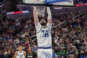 小瓦格纳错失突破良机，比塔泽接球补扣封盖成功