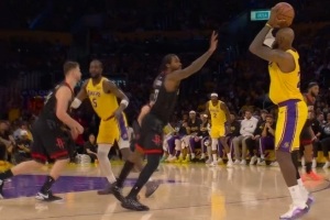 冷箭破网！詹姆斯弧顶三分建功 率队保持两位数领先