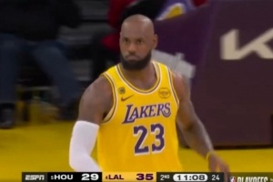 关键一投！詹姆斯三分空心入网 确立球队优势