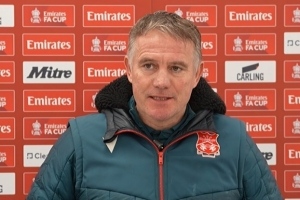 帕金森承诺：雷克瑟姆誓死保卫附加赛资格