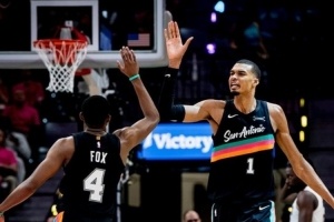 马刺官方晒海报：文班亚马福克斯并列封面