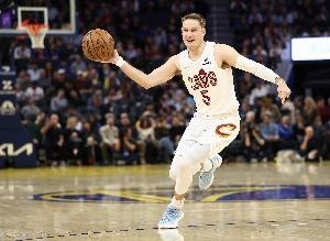 梅里尔半场数据详述：4分3板罚球全中，三分未进