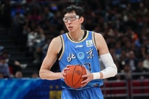 周琦罚球成软肋仍抢眼 12分13篮板正负值+9助北京取胜