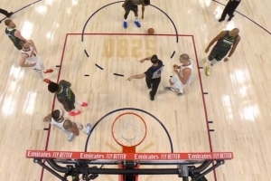 球星冲突升级：约基奇兰德尔争端领罚，约基奇现场交涉裁判