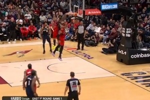 哈登米切尔单打独斗显神威 莫布里暴力扣篮率队领先