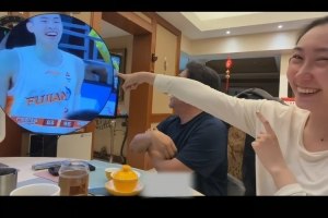 水均益父女观女婿夺冠，调侃邹阳镜头画面称其笨拙