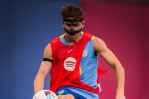 费尔明近日戴面具训练，此前因伤停训防感染风险