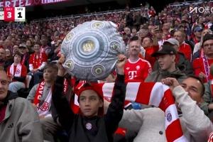 领先优势巨大 拜仁小球迷看台挥舞沙拉盘抱枕