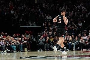 杨瀚森季后赛首秀：52秒登场，表态持续成长