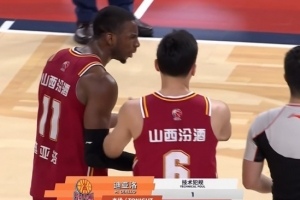 迪亚洛第10次犯规被禁赛 裁判争议再吃T