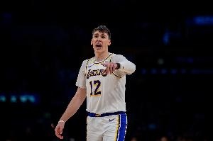 失误遭反噬！拉拉维亚丢球被断直接反击完成暴力大帽后者轻取上篮