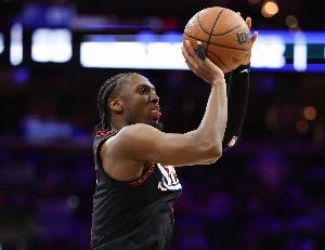 绿军压制76人马克西半场14分收效甚微 5助攻难掩-18表现