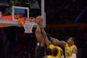 暴力打击！詹姆斯飞身追防 戳穿对手送阿门绝杀盖