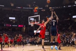 哈登关键表现：单手持球突分 撤步三分直中篮心