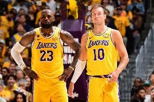 勒布朗盛赞肯纳德：冷静高效助湖人取胜