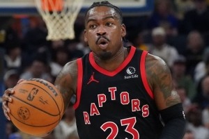 谢德半场替补出色！7投4中三分3中斩11分1板1助攻