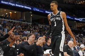 马刺内线：邓肯等传奇在场边 给予我无限信心