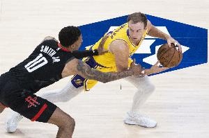 27分创生涯新高肯纳德镇守主场 湖人101-98险胜火箭首战告捷