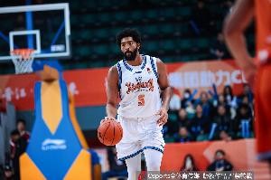 半场战报：劳森20分火力全开 新疆队领先同曦24分