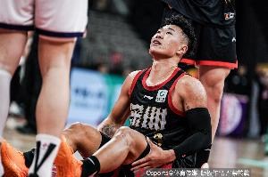 贺希宁感冒未愈坚持比赛 深圳队主场不敌山东队