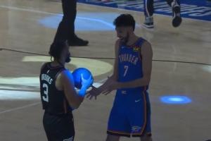 比赛开场即紧张：狄龙逼停切特，后续再犯引争议