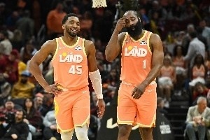 哈登激活米切尔突破 防守难题让猛龙头疼