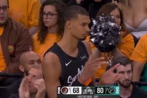 科内特补扣定乾坤 文班起身鼓掌 灵动瞬间来自身后