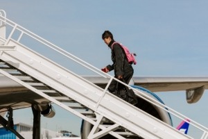 开拓者季后赛首秀：杨瀚森背书包出征