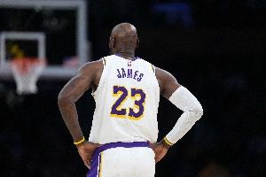 双端倾力：詹姆斯19+8+13助破敌，雷迪克：他攻防皆全力以赴