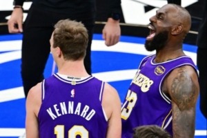 湖人与火箭激战 肯纳德27分老詹19+13引领取胜