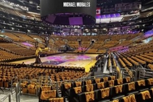 赛前氛围营造：湖人主场座位被助威T恤覆盖 球员肖像悉数展现