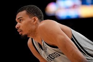 35分！文班亚马首战季后赛即定义新时代